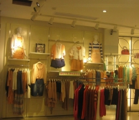 朵以女裝加盟店內景