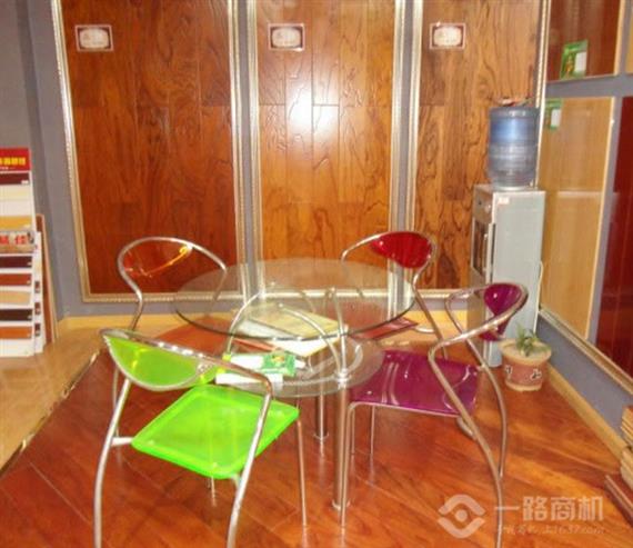 创鑫地板加盟店内景