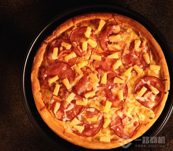 爱必喜手握披萨