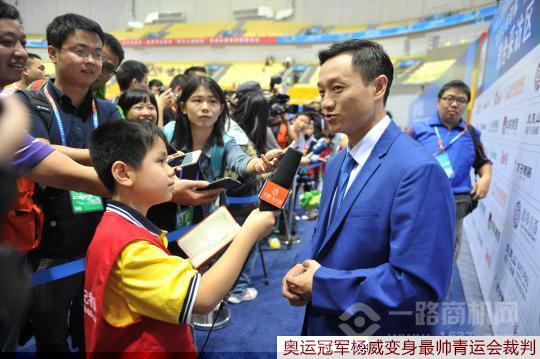奥运冠军杨威任青运会裁判