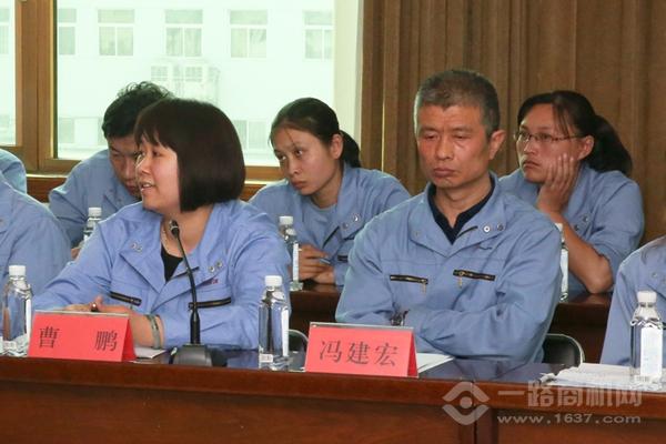 全国五一劳动奖章获得者曹鹏和潍坊市劳动模范冯建宏分别发言