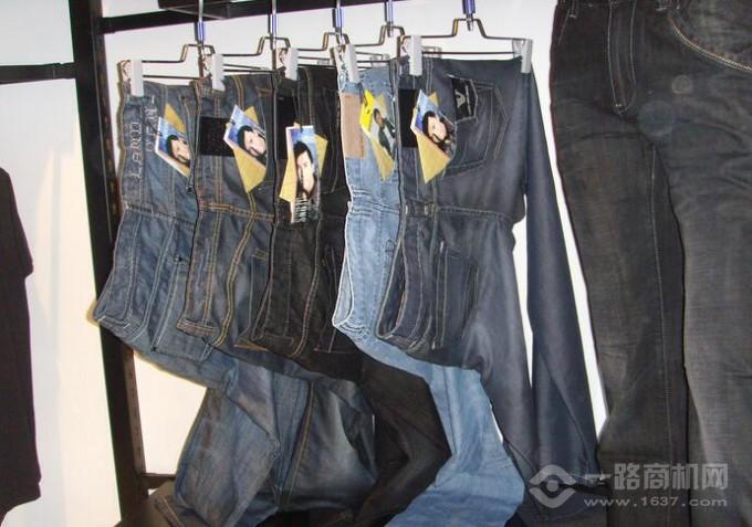 蓝古威牛仔店里陈列样品