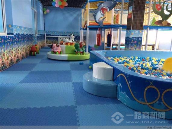 开心岛亲子游泳馆