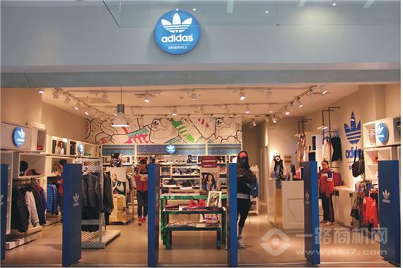 阿迪达斯三叶草