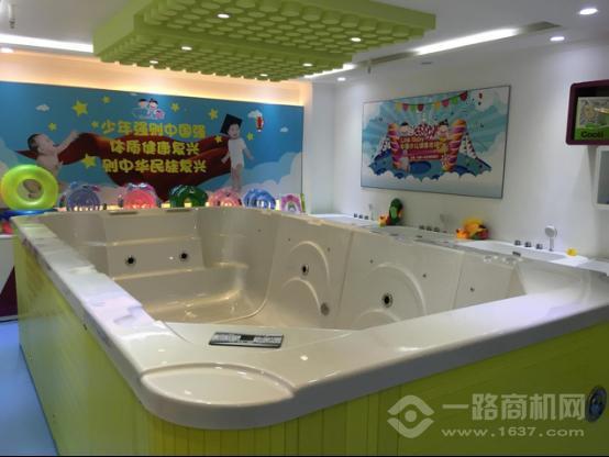 邻家儿女婴儿游泳馆