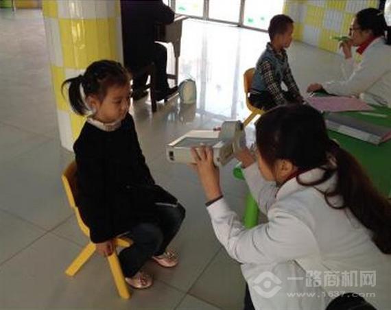 明明和佳佳视力矫正