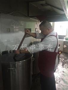 万妈串串香厨师熬制串串香底料