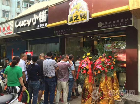 姜之鸭熟食店客户门店前购买