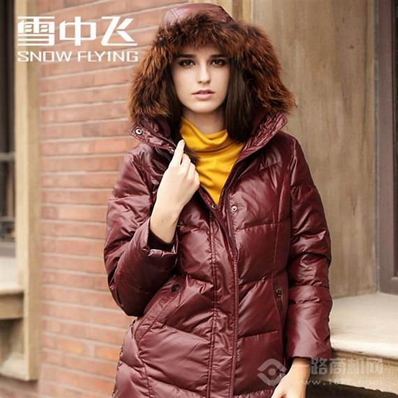 雪中飞羽绒服