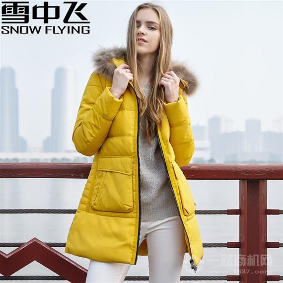 雪中飞羽绒服