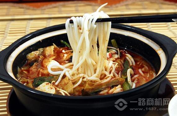 鱼线牵老坛酸菜鱼米线