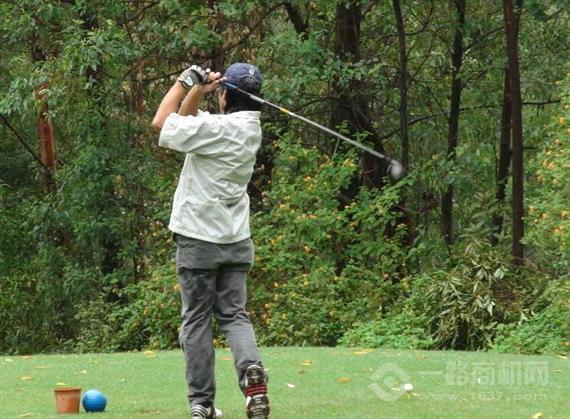 迈进室内高尔夫