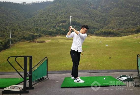 迈进室内高尔夫