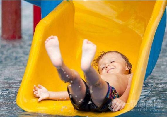 金色太阳婴儿游泳