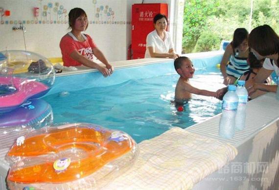 金色太阳婴儿游泳