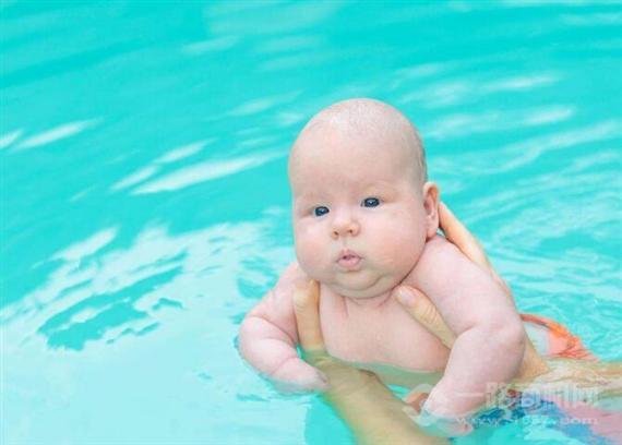 思芭宝婴儿游泳