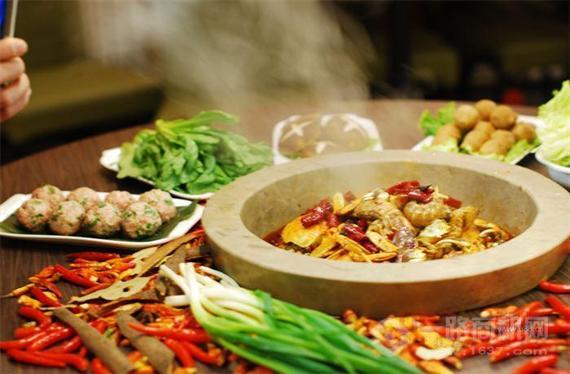 水荷塘蒸汽石锅鱼