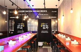 閨蜜吮指小龍蝦