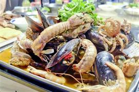 閨蜜吮指小龍蝦