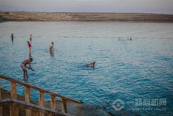 死海漂浮养生休闲吧