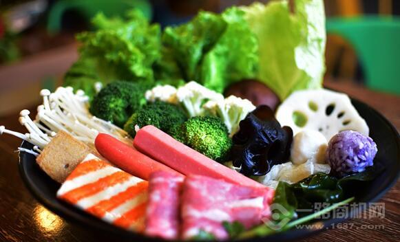 月熱情麻辣拌燙加盟