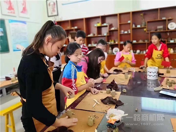 天物坊陶艺携手特教学校迎国庆05.jpg 天物坊陶艺携手特教学校迎国庆05.jpg