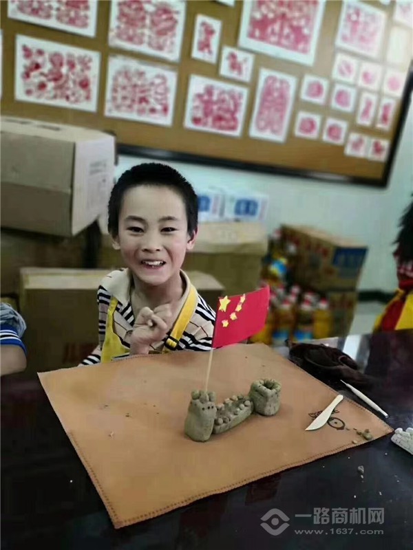 天物坊陶艺携手特教学校迎国庆08.jpg 天物坊陶艺携手特教学校迎国庆08.jpg