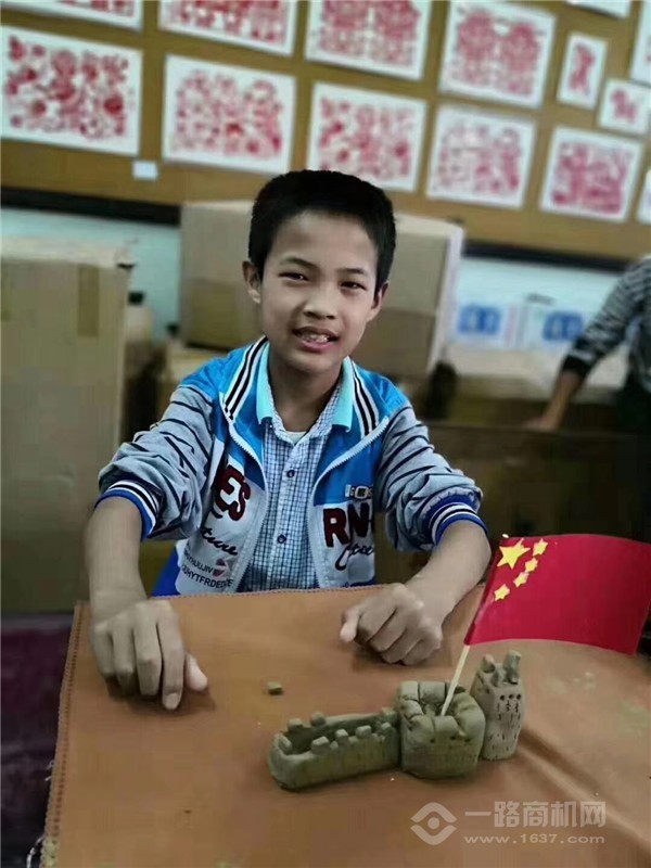 天物坊陶艺携手特教学校迎国庆06.jpg 天物坊陶艺携手特教学校迎国庆06.jpg