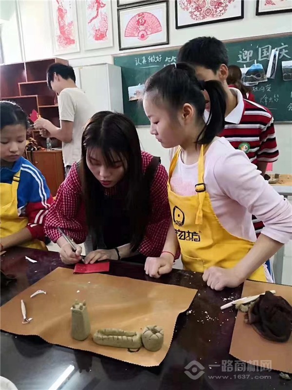 天物坊陶艺携手特教学校迎国庆07.jpg 天物坊陶艺携手特教学校迎国庆07.jpg