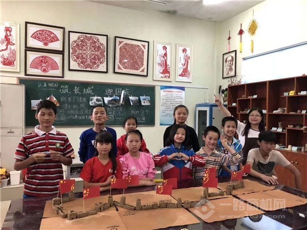 天物坊陶艺携手特教学校迎国庆03.jpg 天物坊陶艺携手特教学校迎国庆03.jpg