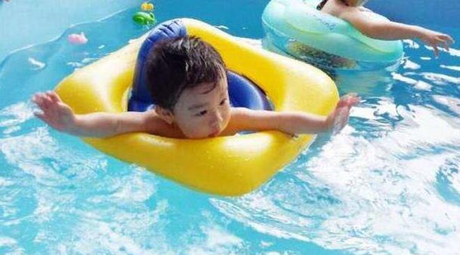 婴侣王子婴儿游泳