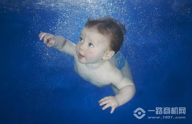 婴侣王子婴儿游泳