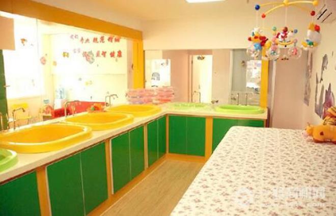 婴侣王子婴儿游泳