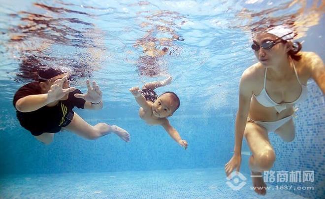 婴侣王子婴儿游泳