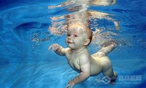 婴侣王子婴儿游泳