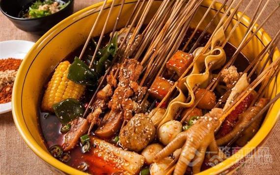 老树下串串香火锅