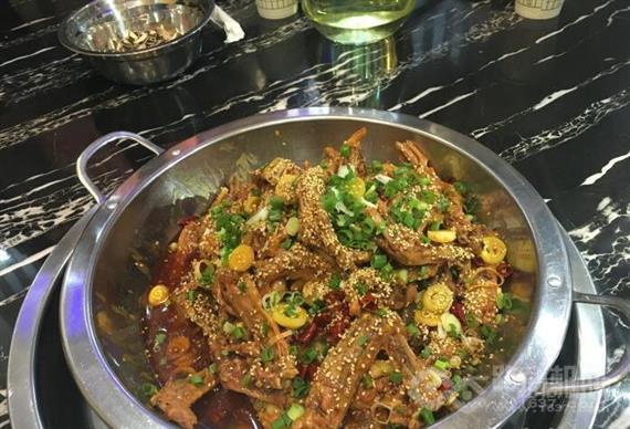 杨大师鸭爪爪特色火锅