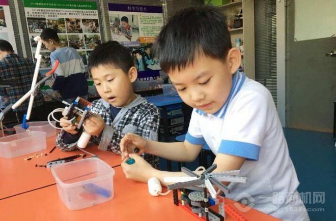 智动全球机器人教育加盟