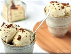 三只牛奶冰淇淋