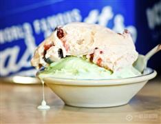 三只牛奶冰淇淋