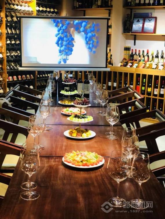 聚社红酒主题生活馆