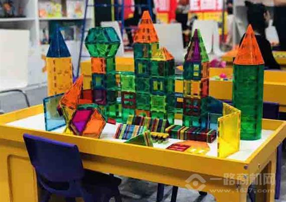 菠萝树益智玩具体验馆