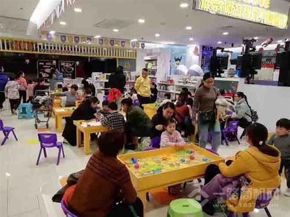 菠萝树益智玩具体验馆