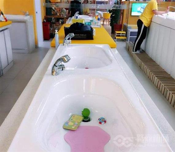 金智宝贝婴儿游泳馆