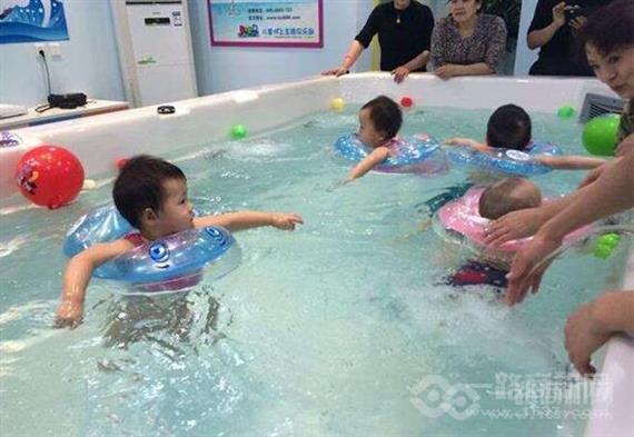 三只青蛙婴儿游泳馆