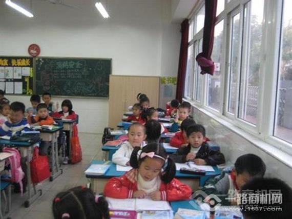 翁亦奇全纳教育