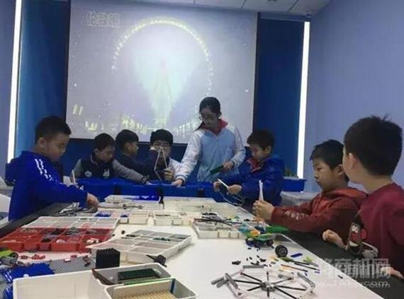 蓝云之鹰机器人教育