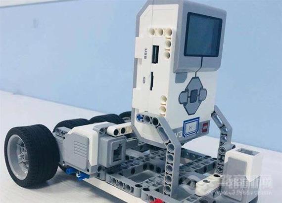 蓝云之鹰机器人教育