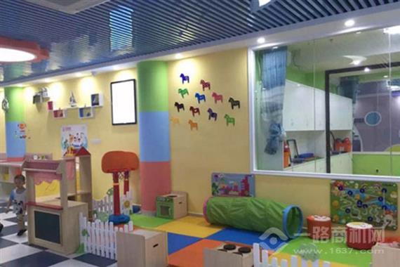 金儿乐婴儿游泳馆