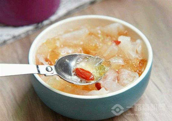 许小美鲜炖银耳甜品